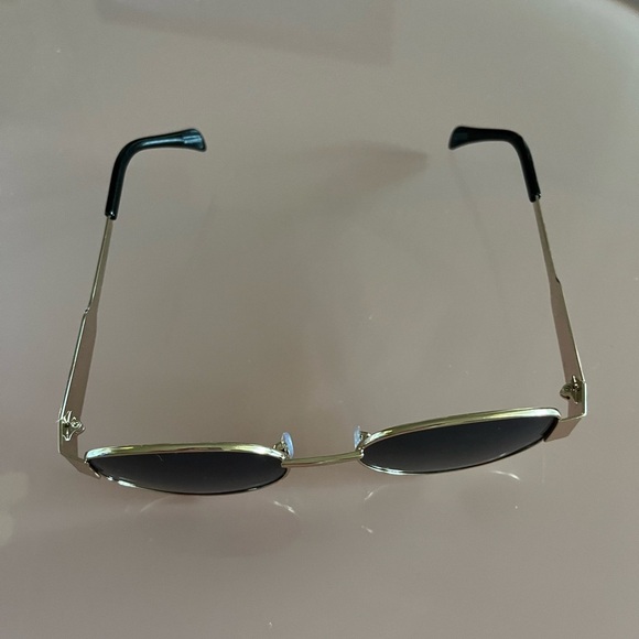 🕶️ Trendy Gold Metal Frame Sunglasses ✨ - Picture 5 of 7